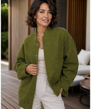 Donna di spalle con giacca bomber bouclé oversize avorio