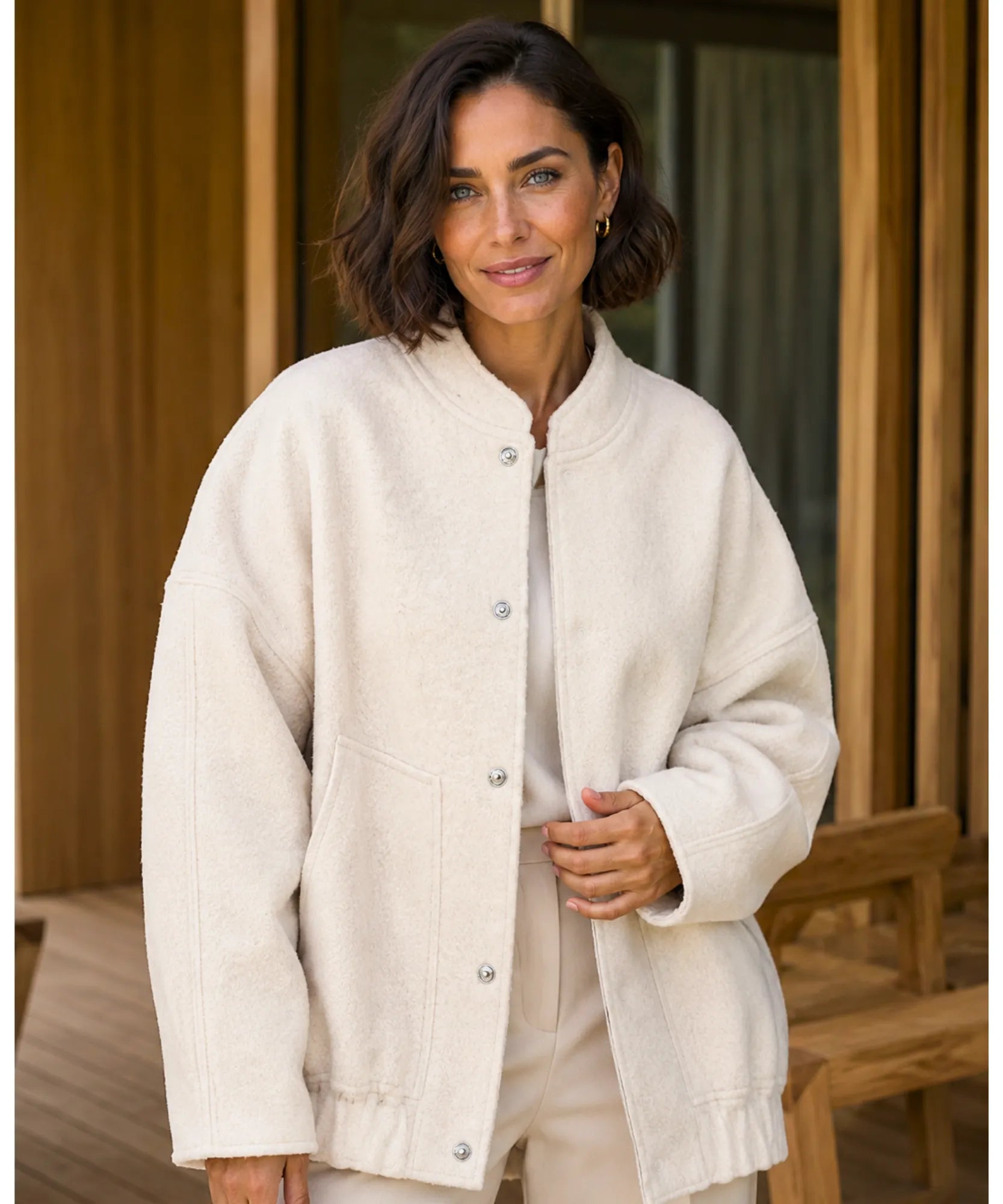 Giacca bomber bouclé oversize abbinata a pantaloni eleganti