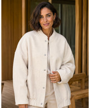 Giacca bomber bouclé oversize abbinata a pantaloni eleganti