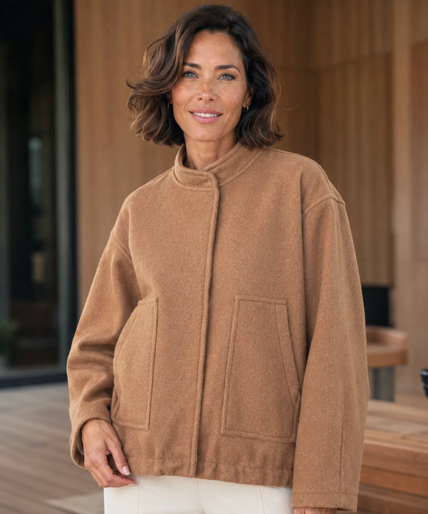 Giacca bomber bouclé oversize color nudo su sfondo neutro