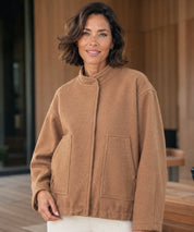 Giacca bomber bouclé oversize color nudo su sfondo neutro