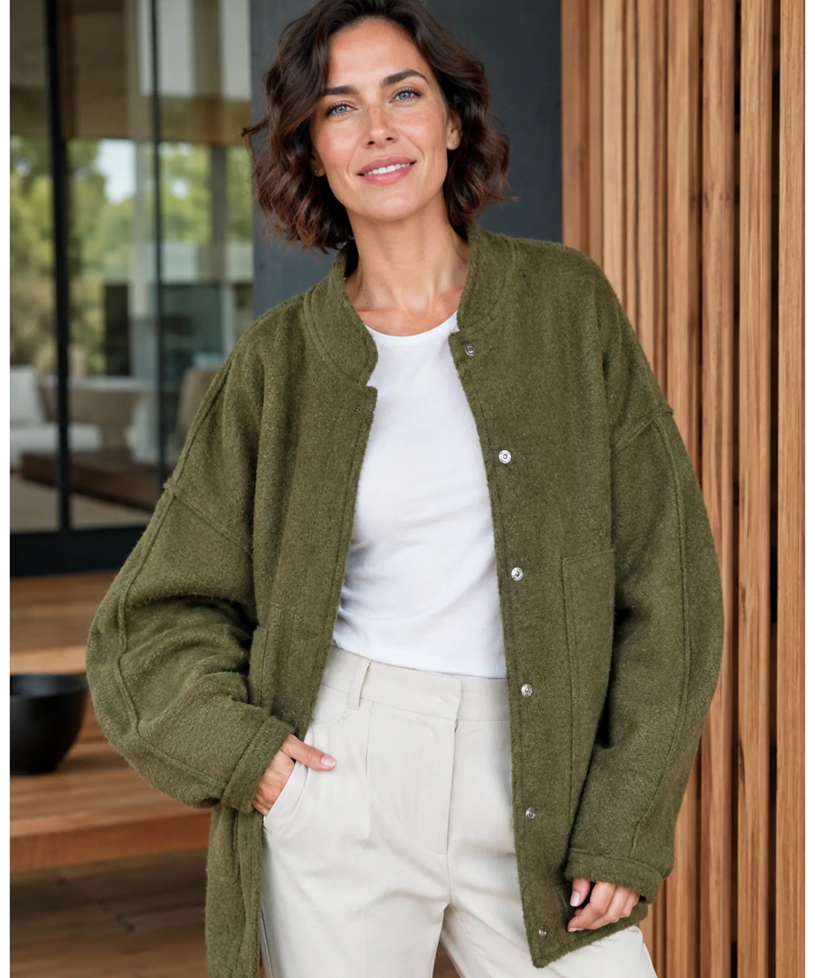 Bomber bouclé verde oliva indossata con gonna midi