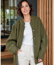 Bomber bouclé verde oliva indossata con gonna midi
