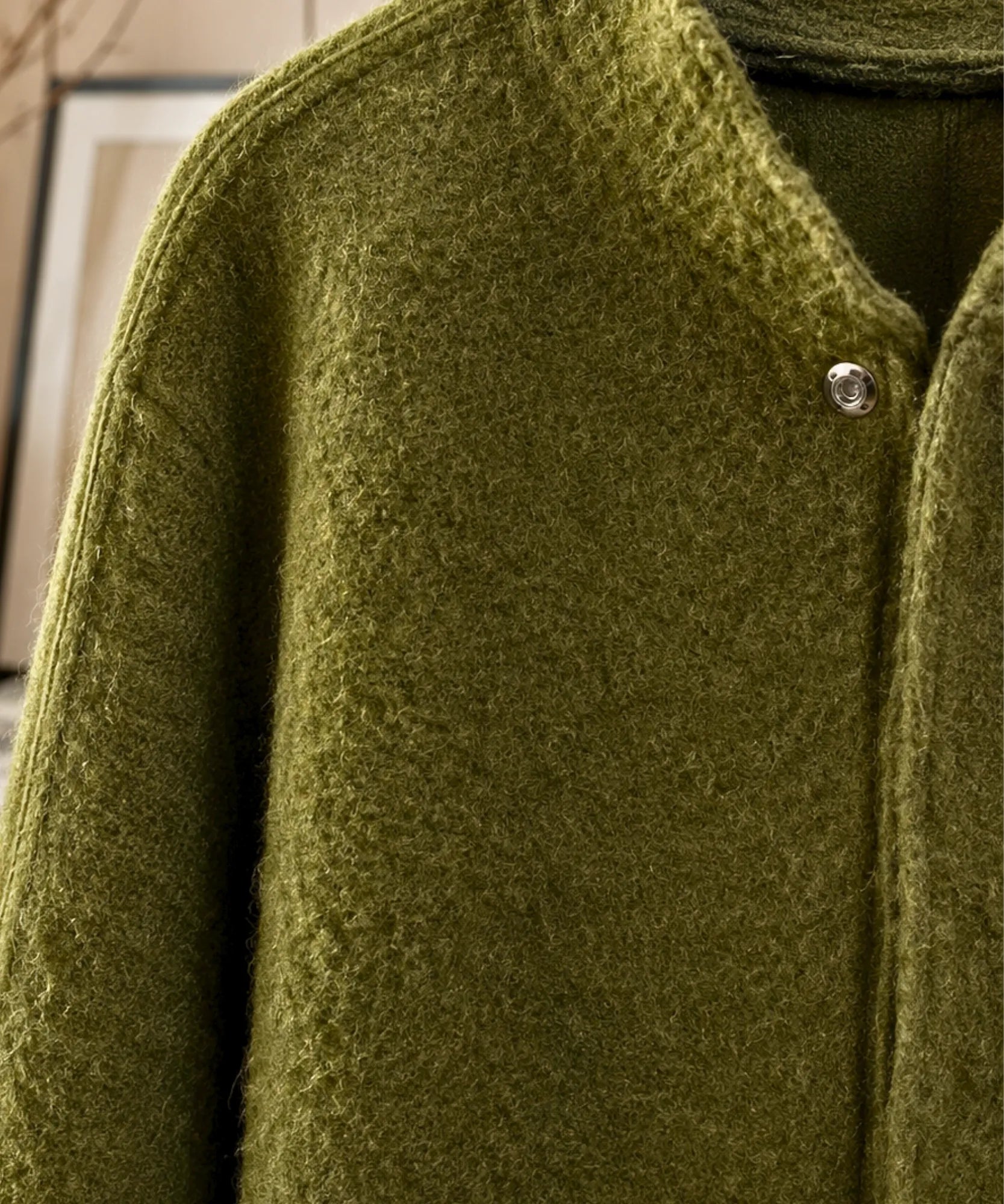 Giacca bomber bouclé oversize bianca in look casual