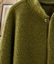 Giacca bomber bouclé oversize bianca in look casual