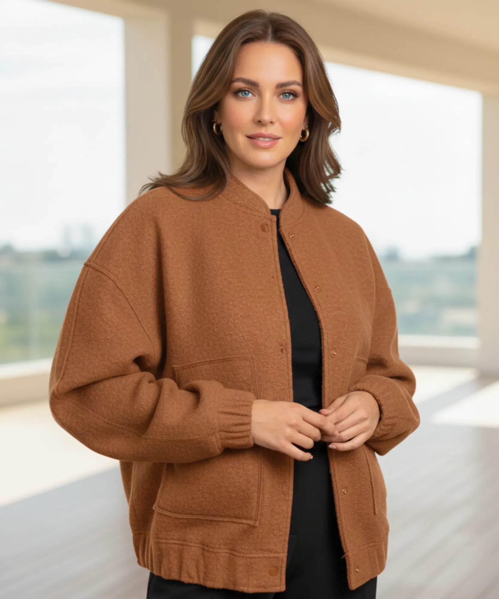 Bomber bouclé oversize gialla abbinata a jeans scuri