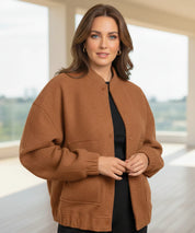 Bomber bouclé oversize gialla abbinata a jeans scuri