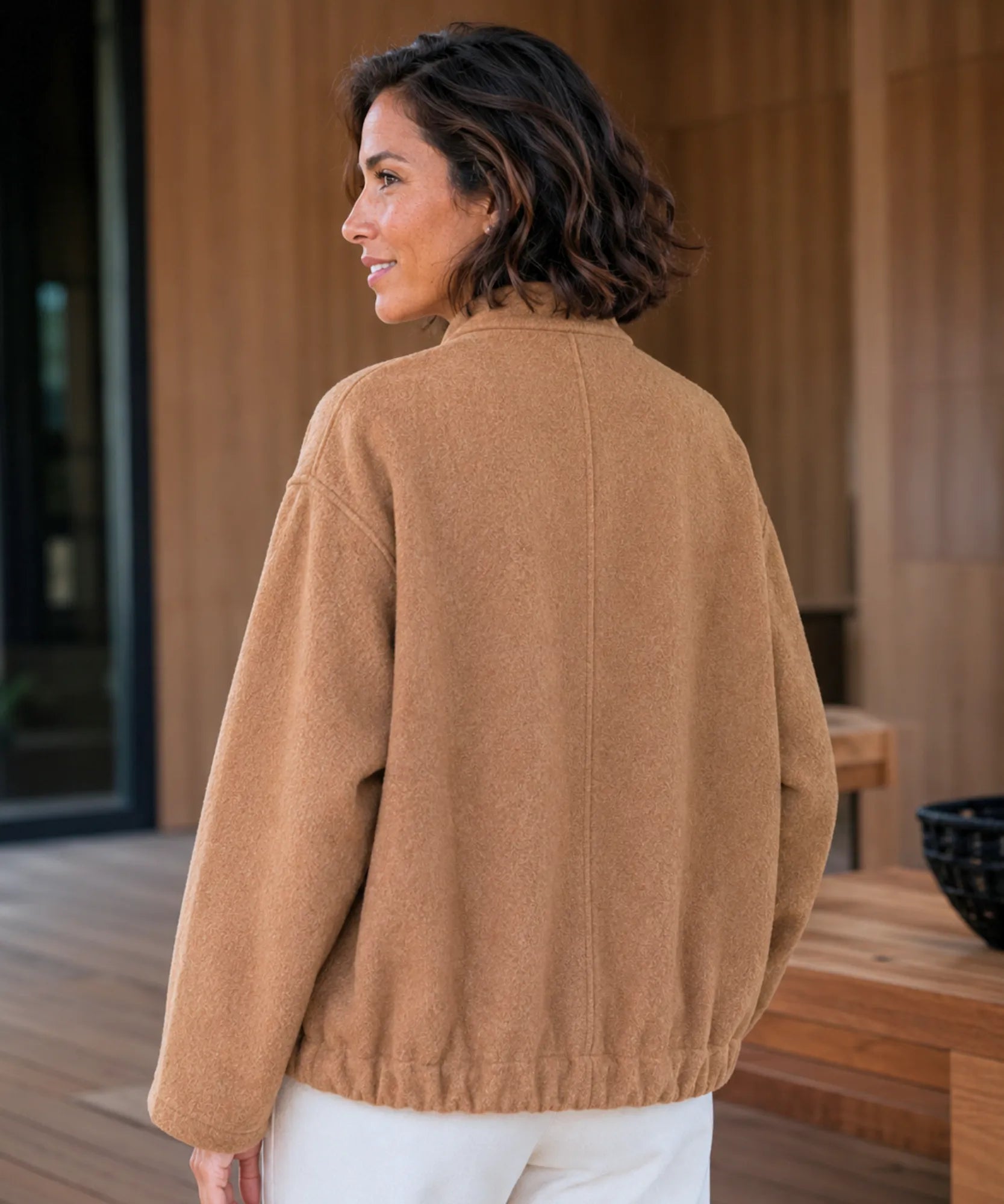 Giacca bomber in lana bouclé oversize color nudo frontale