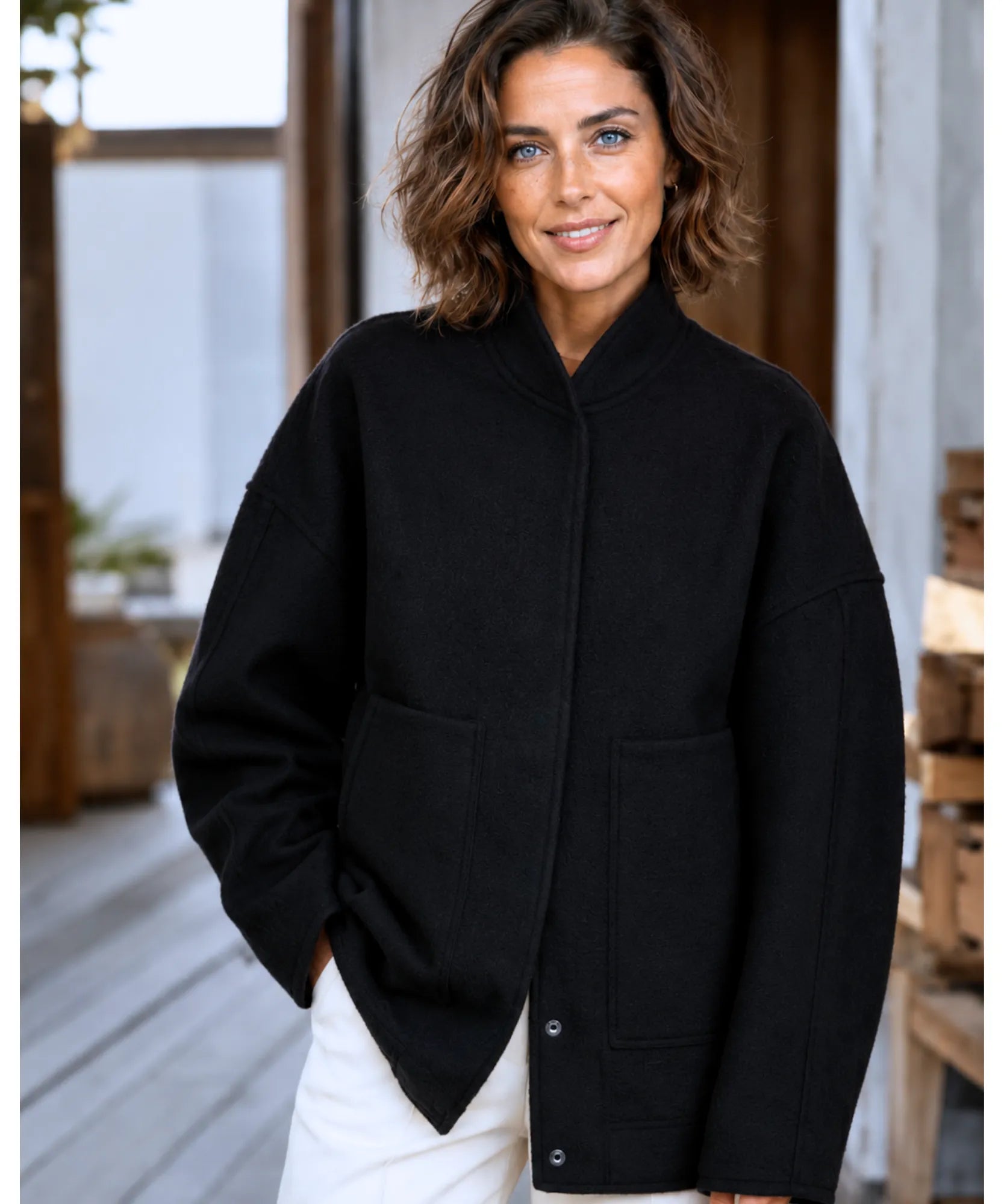 Giacca bomber bouclé nera oversize vista frontale