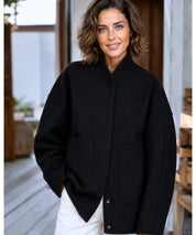 Giacca bomber bouclé nera oversize vista frontale
