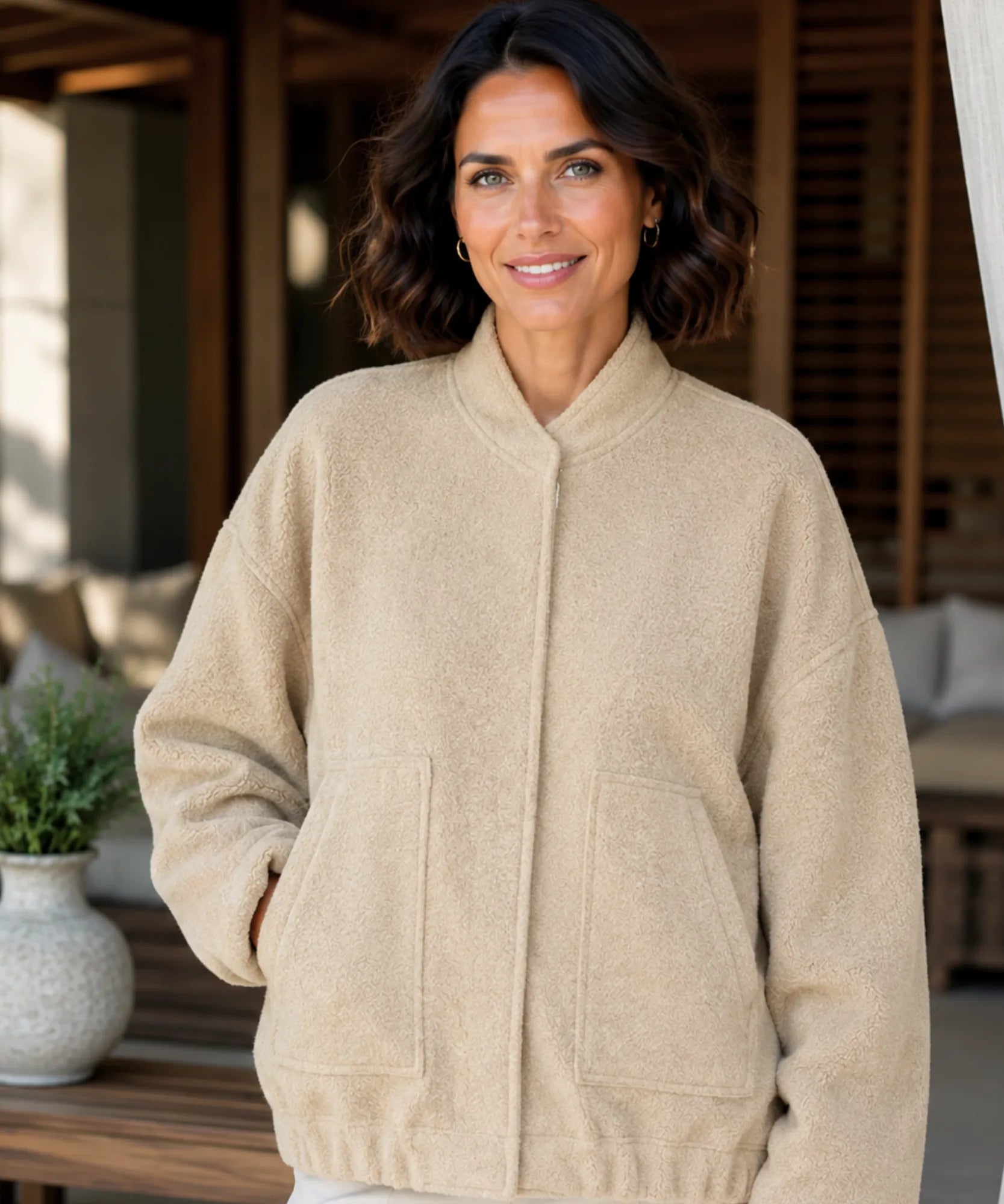 Dettaglio texture bouclé sulla giacca bomber oversize antracite