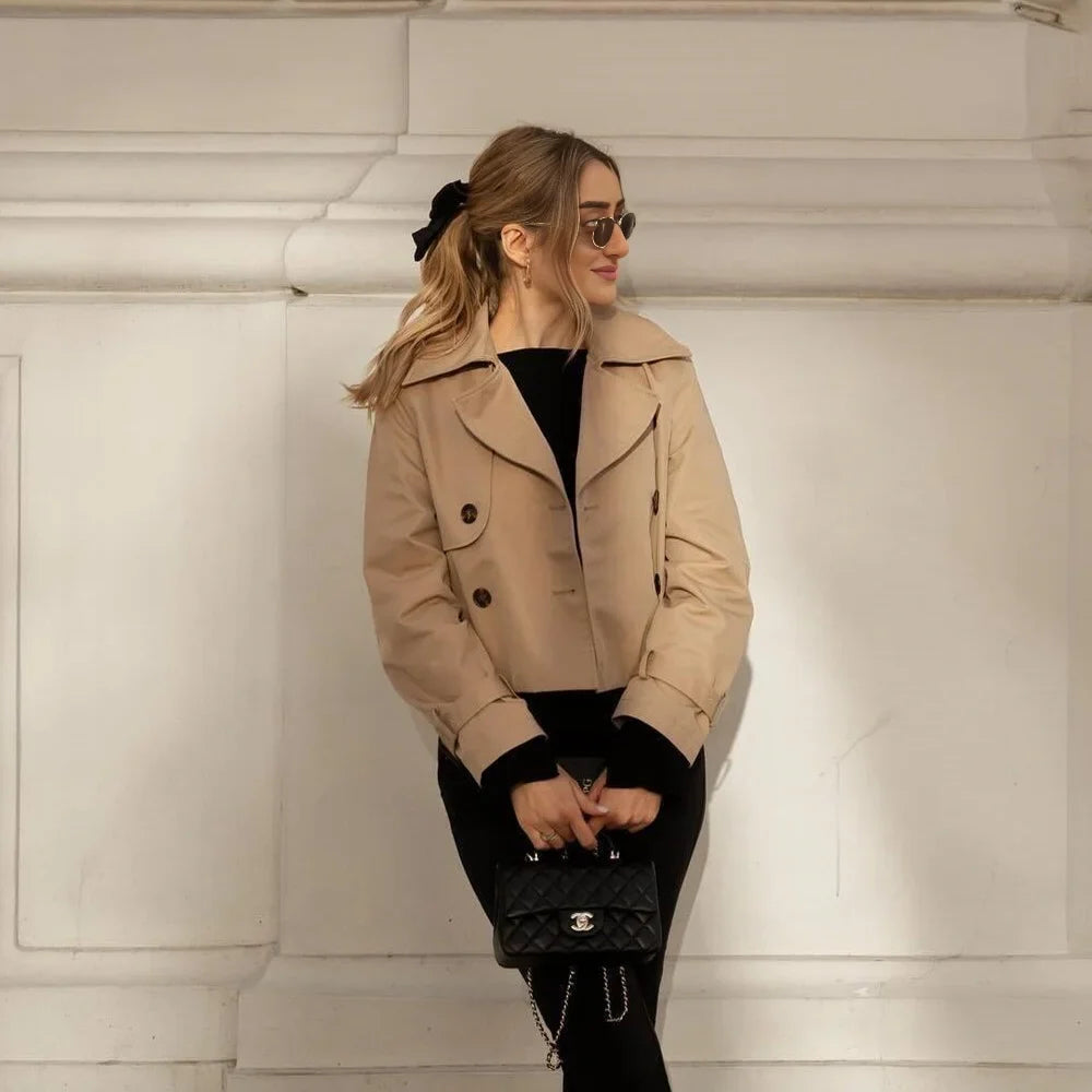 Mila giacca crop con colletto a risvolto e bottoni decorativi