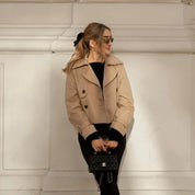 Mila giacca crop con colletto a risvolto e bottoni decorativi