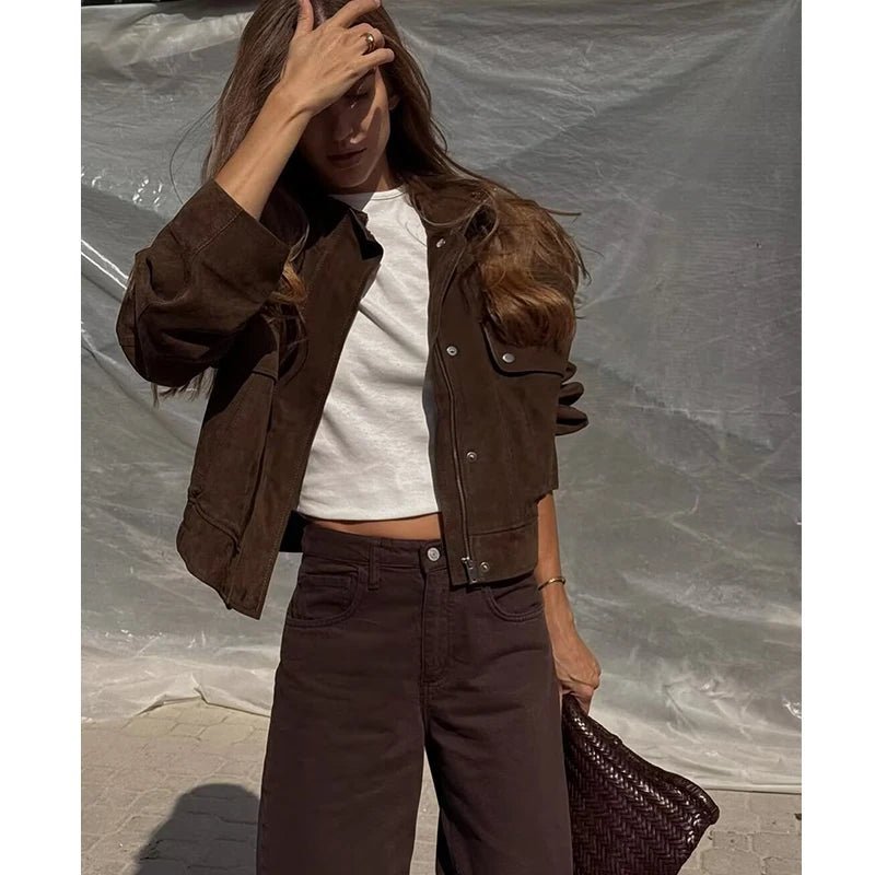 Dettaglio texture faux suede premium su giacca donna marrone scuro
