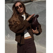 Giacca donna faux suede indossata su abito midi floreale e sandali