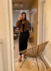 Giacca donna marrone scuro abbinata a body bianco e jeans a vita alta