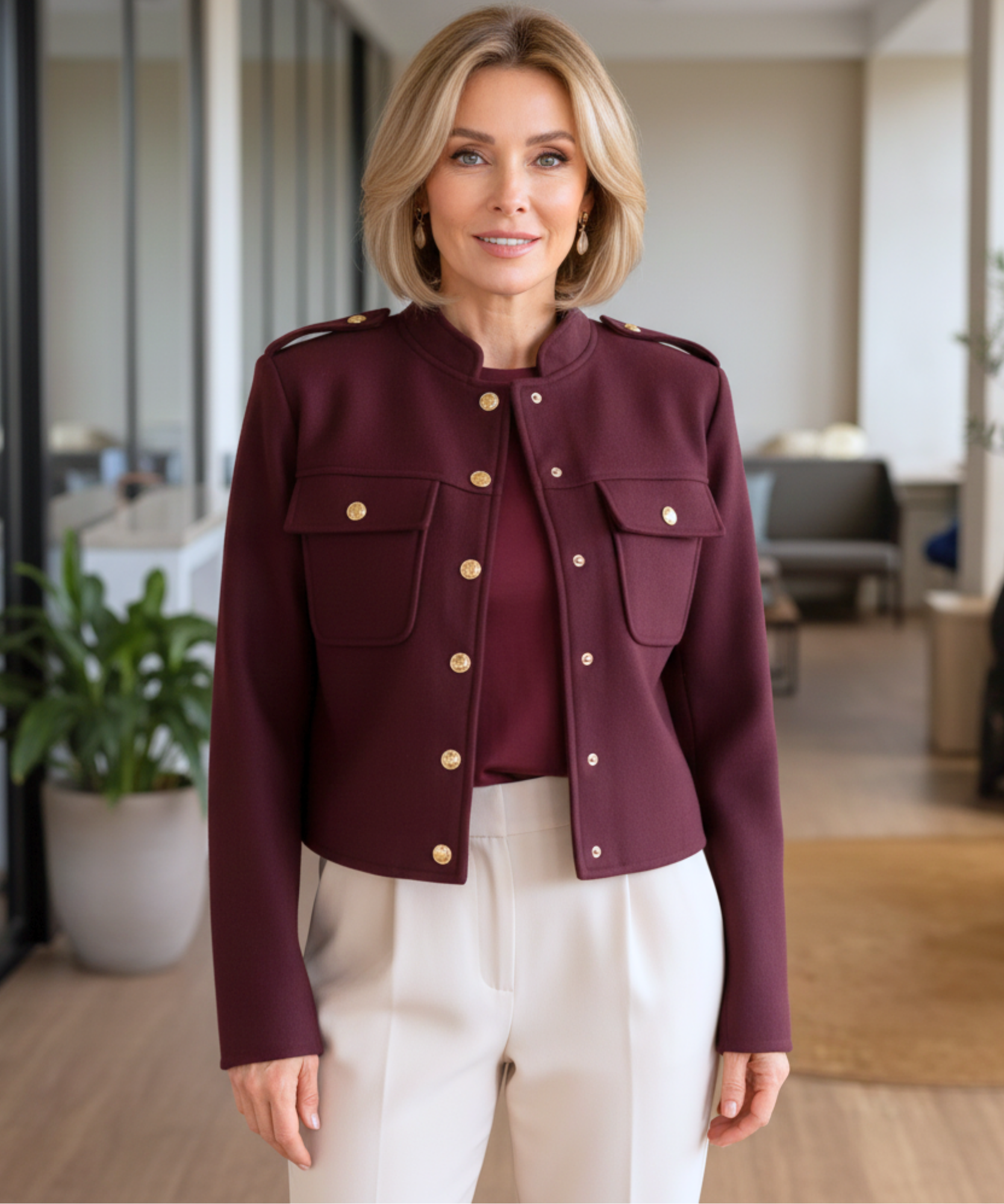 Giacca militare donna in lana indossata in contesto ufficio elegante