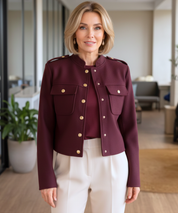 Giacca militare donna in lana indossata in contesto ufficio elegante