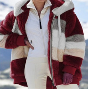 Giacca donna peluche indossata outfit casual everyday