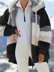 Giacca peluche donna nera con abbinamento cromatico