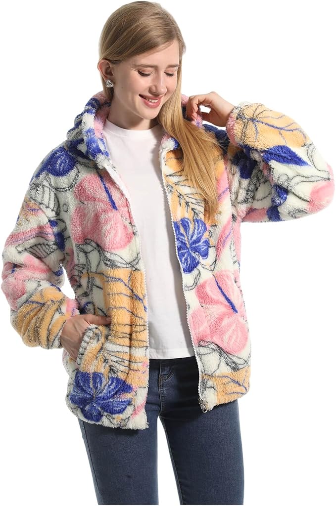 Dettaglio stampa floreale vivace sulla giacca teddy fleece Fioria