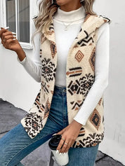 Dettaglio stampa azteca su gilet in pile 100% poliestere da donna
