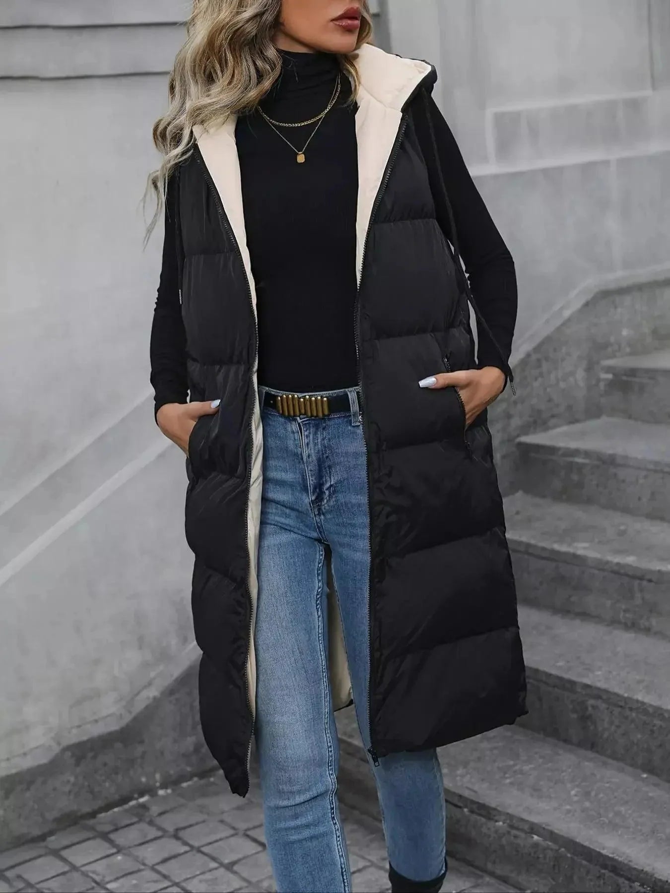 Gilet lungo imbottito con cappuccio donna colore nero