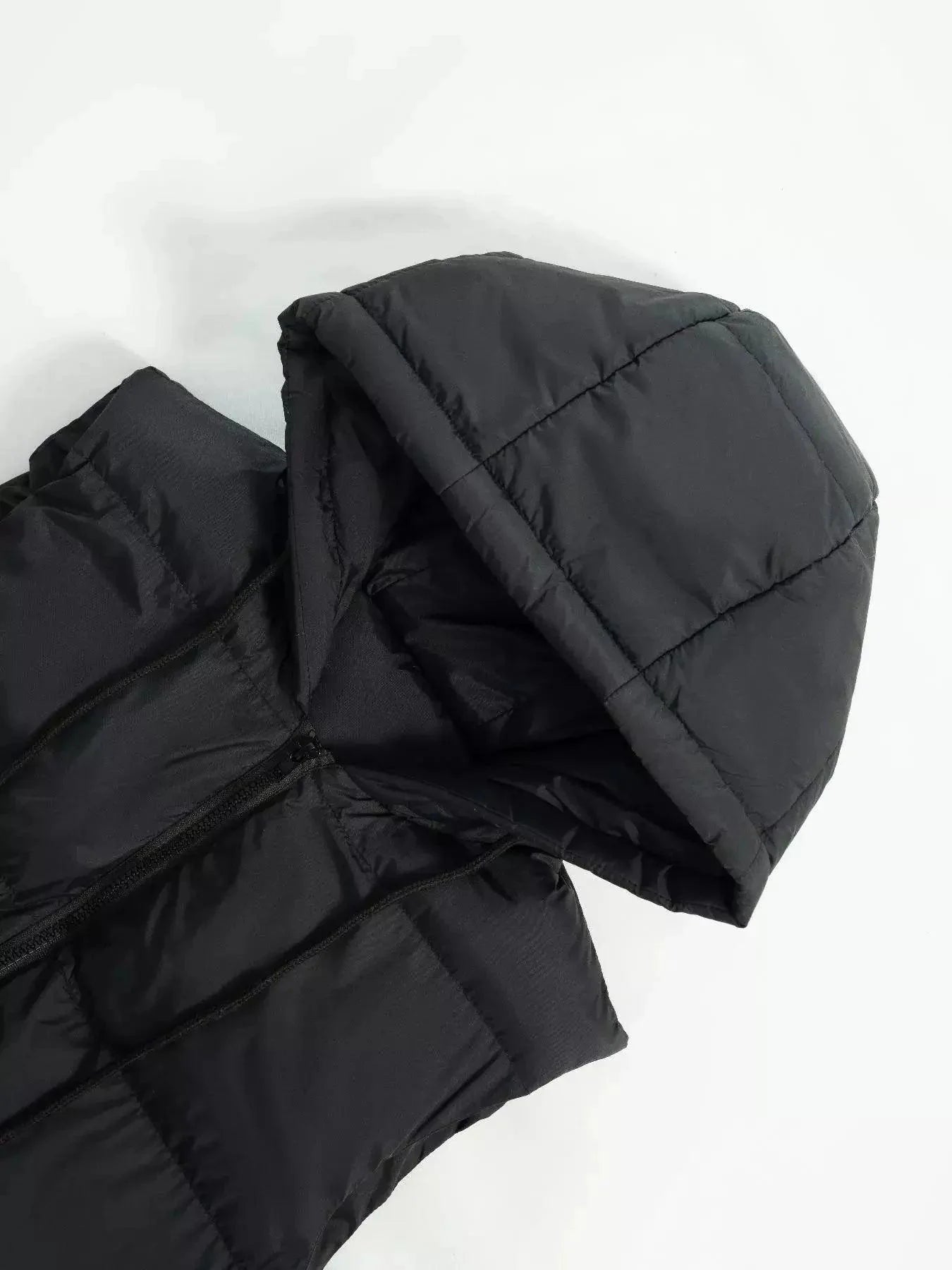Gilet nero lungo con cappuccio e tasche laterali con zip