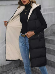 Vista frontale gilet lungo imbottito con cappuccio donna