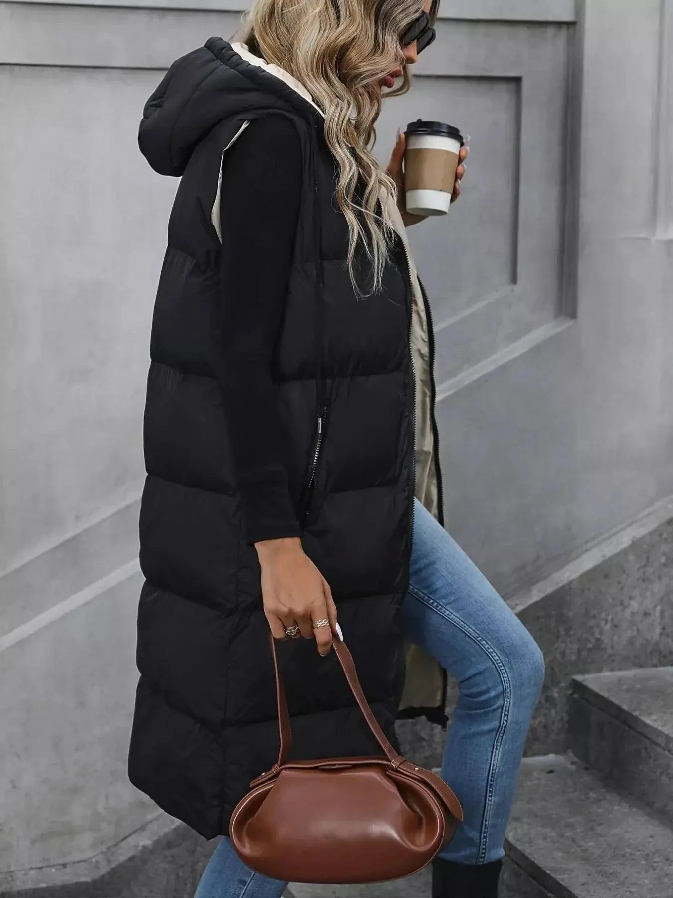 Dettaglio cappuccio gilet imbottito donna nero