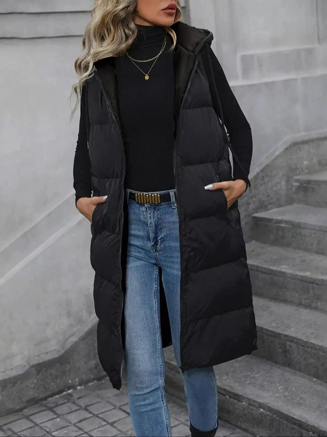 Gilet foderato lungo indossato da donna su sfondo neutro