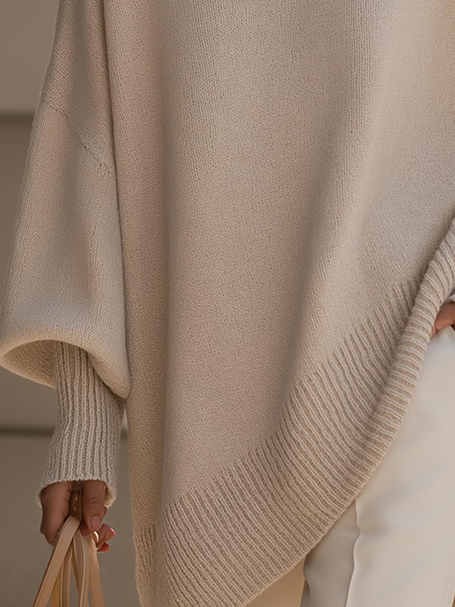 Poncho oversize donna in maglia abbinato a pantaloni eleganti