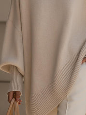 Poncho oversize donna in maglia abbinato a pantaloni eleganti