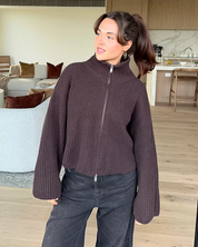 Look casual con maglione a collo alto donna abbinato a jeans