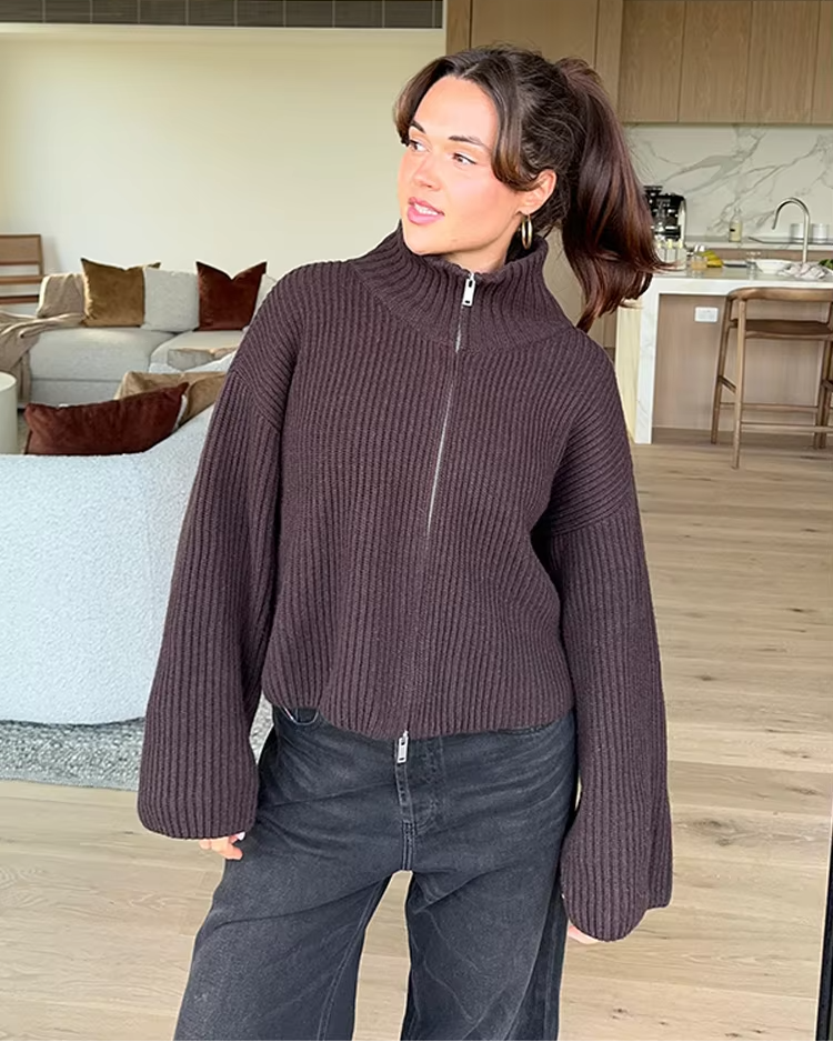 Look casual con maglione a collo alto donna abbinato a jeans