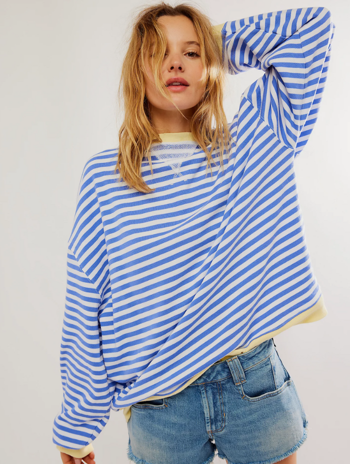 Maglione donna casual caldo con righe vivaci in colore azzurro chiaro