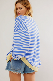 Maglione donna a righe con vestibilità ampia e colori brillanti, vista frontale