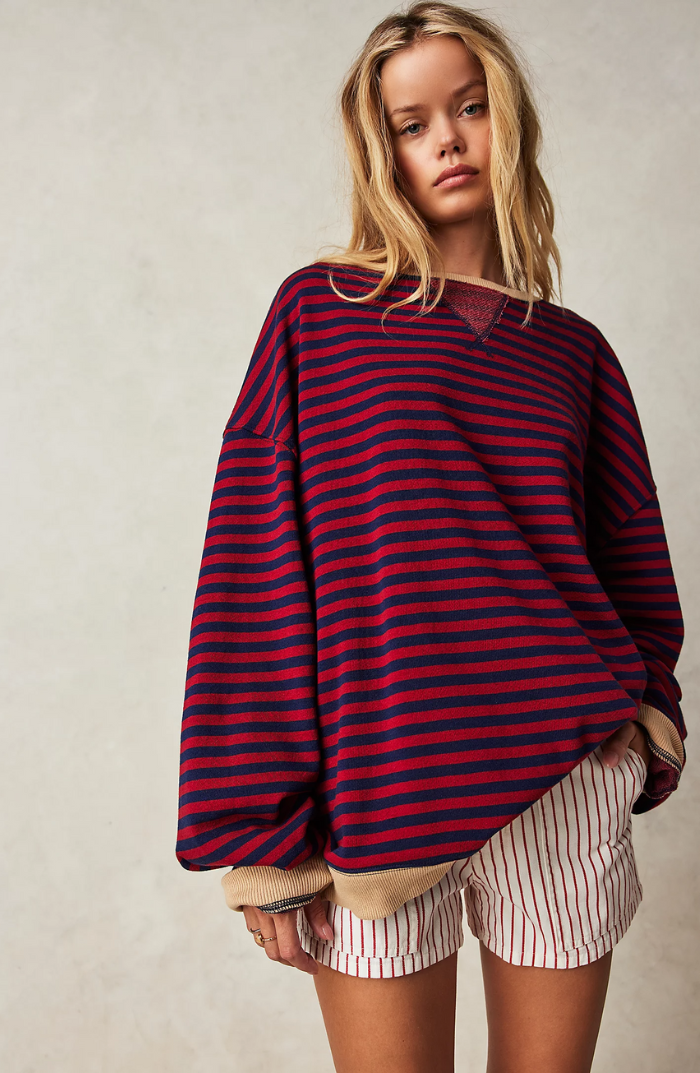 Dettaglio righe audaci su maglione donna caldo in colore arancione e blu