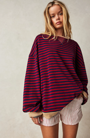 Dettaglio righe audaci su maglione donna caldo in colore arancione e blu