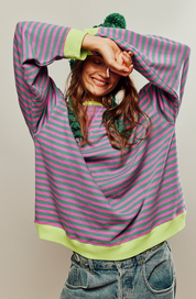 Modella con maglione casual donna in colori vivaci, vista laterale