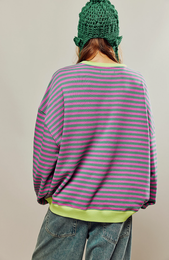 Maglione donna morbido con righe multicolore su sfondo neutro