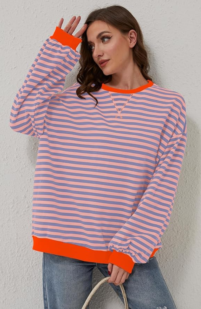 Vista posteriore del maglione donna casual caldo con righe orizzontali