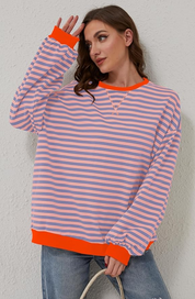 Vista posteriore del maglione donna casual caldo con righe orizzontali