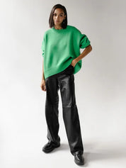 Maglione donna girocollo blu abbinato a outfit casual autunnale