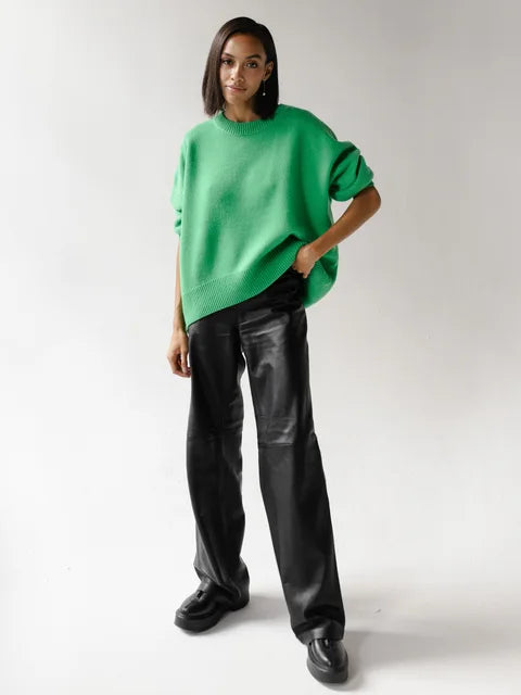 Maglione donna girocollo blu abbinato a outfit casual autunnale