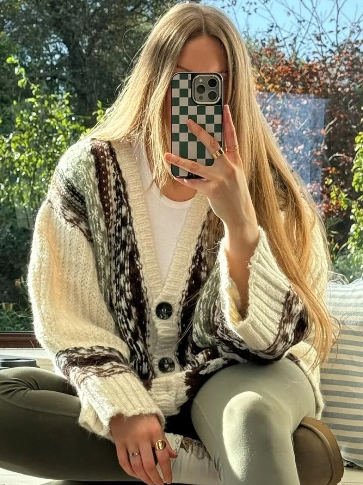 Dettaglio lavorazione a trecce del maglione donna oversize Fiora