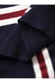 Donna che indossa maglione polo a righe blu navy