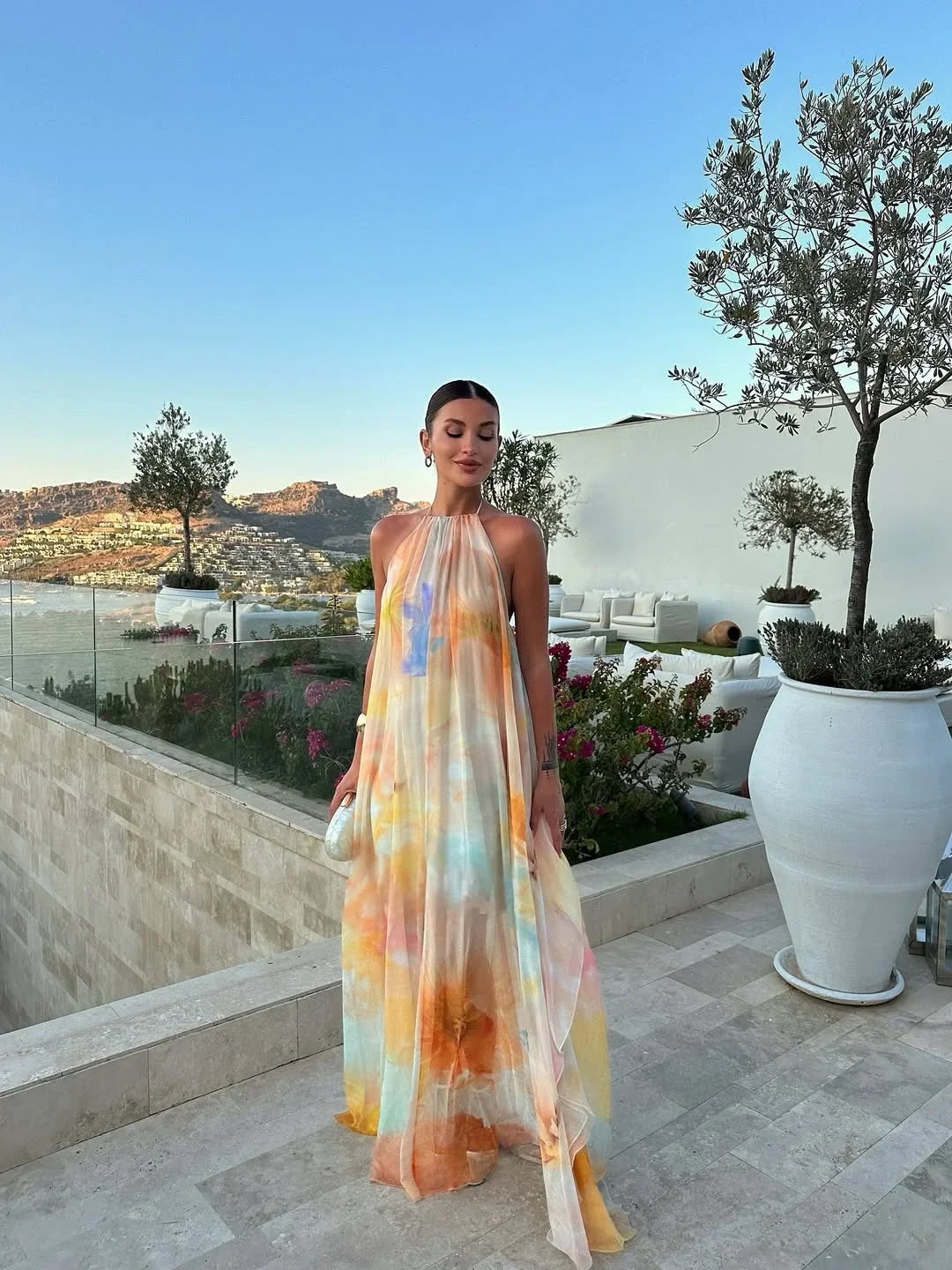 Dettaglio schiena aperta del maxi dress estivo da donna