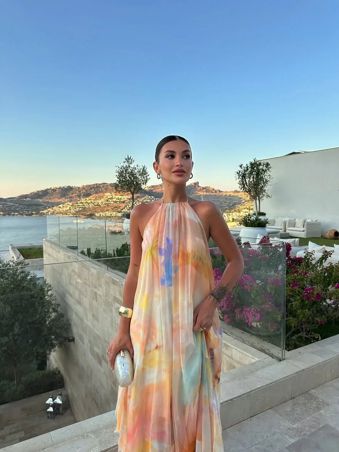 Donna che indossa un maxi dress arancione stampato per occasioni speciali