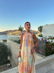 Donna che indossa un maxi dress arancione stampato per occasioni speciali